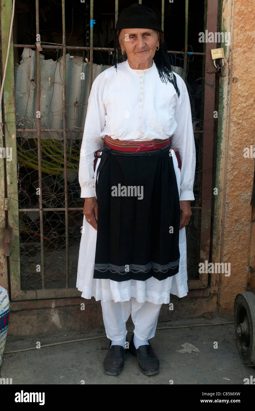 Milot village mercado dominical . Anciana con traje tradicional - vestido blanco y pantalones, delantal negro Foto de stock