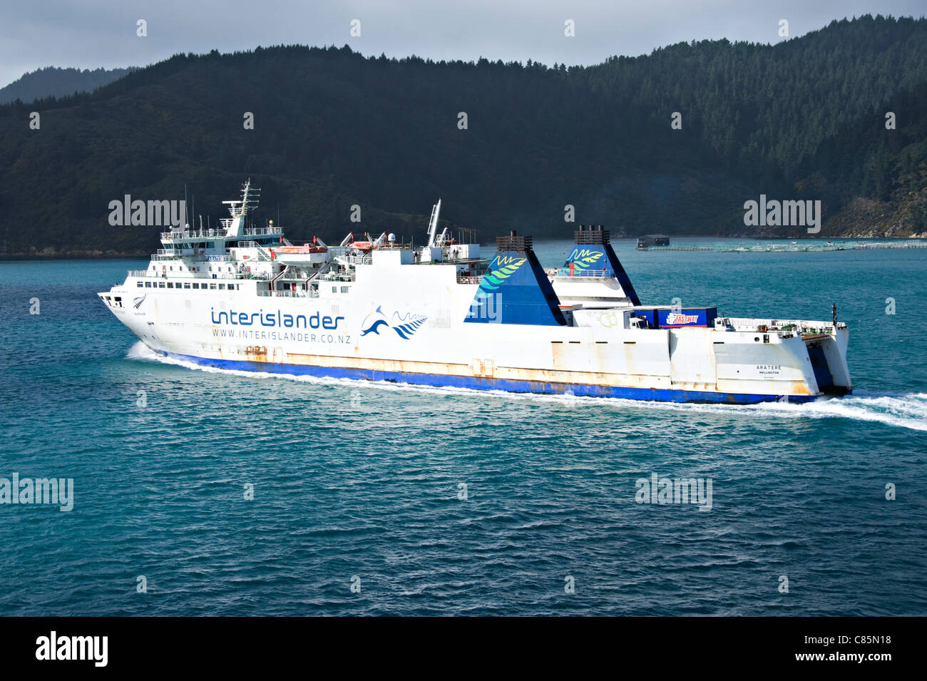 Los vehículos y pasajeros ferry Interislander Aratere en el Estrecho de Cook en tránsito entre el Norte y el sur de las islas de Nueva Zelanda Foto de stock