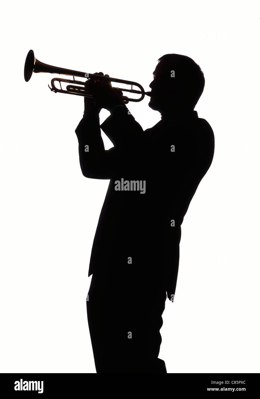 Silueta de músico tocando la trompeta Fotografía de stock - Alamy