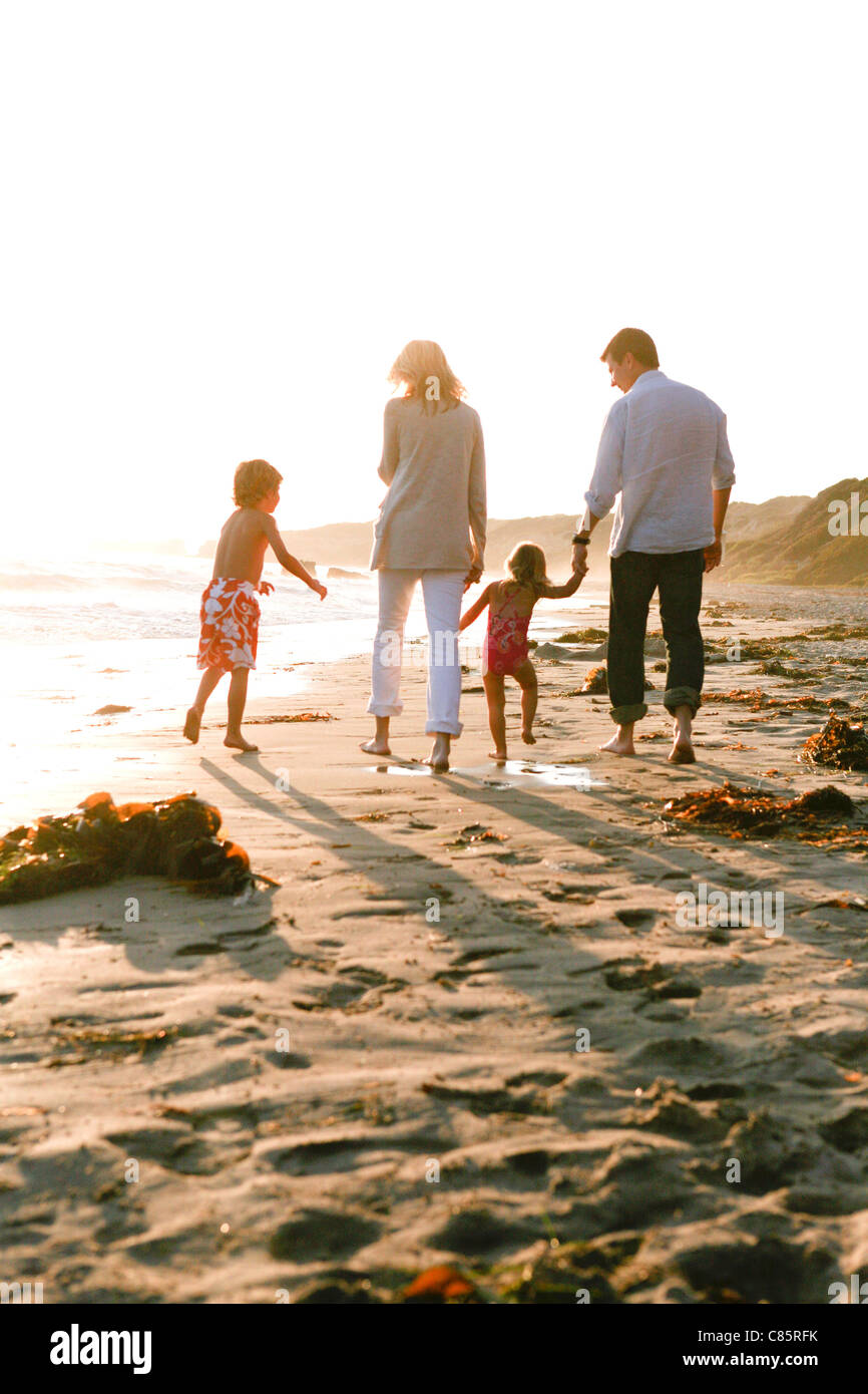Familia Joven caminando por la playa Foto de stock