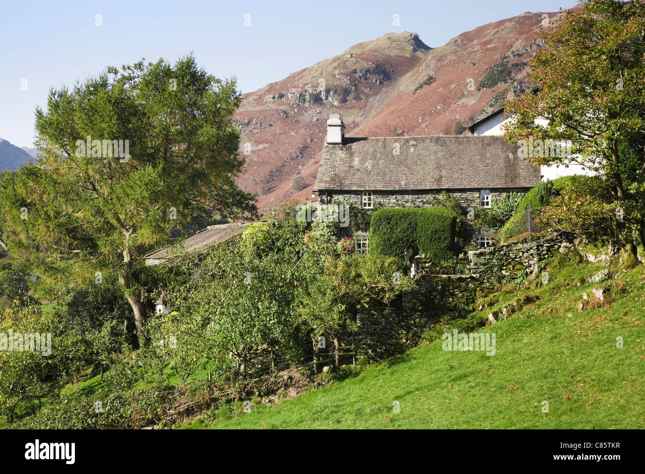 Casa rural tradicional inglés enclavado en la ladera de una colina en el Langdale, Lake District, Cumbria, Reino Unido Foto de stock