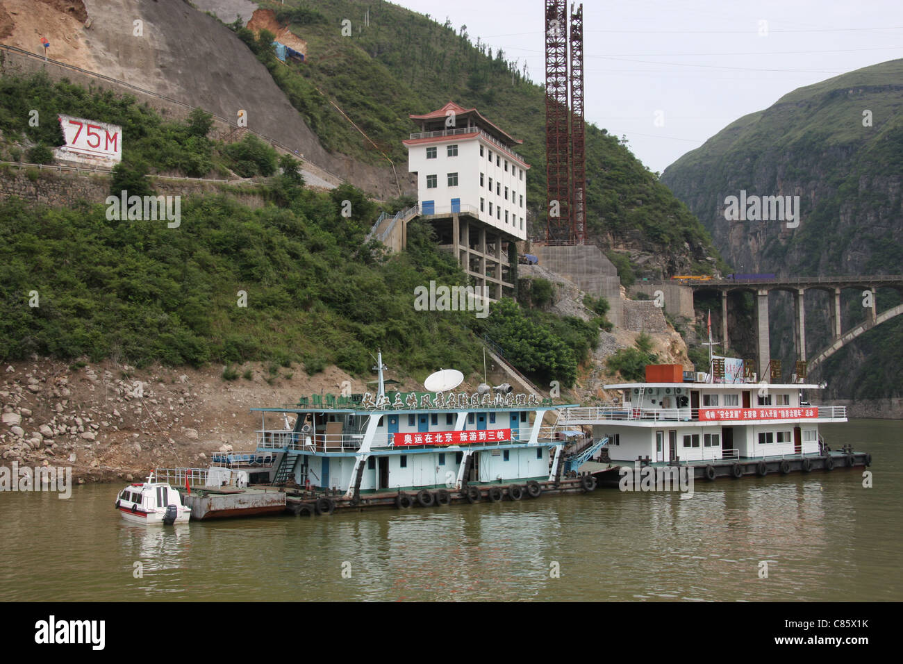 Dos barcazas amarrados a la entrada del Río Daning, menor de las Tres Gargantas cerca de Wushan, China Foto de stock