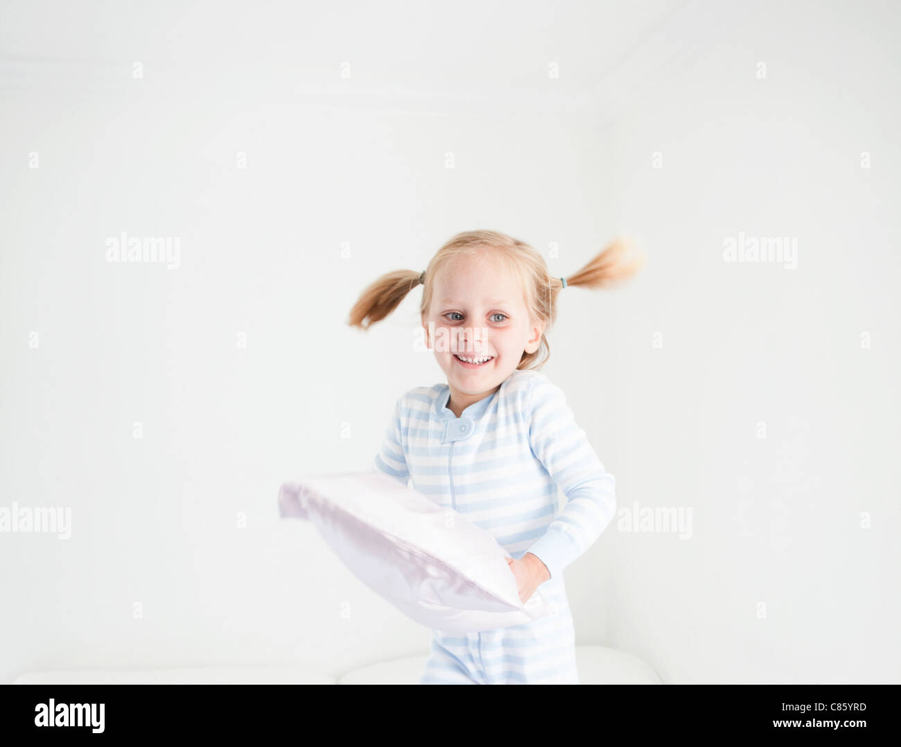 Niña en pijama de rayas Fotografía de stock - Alamy
