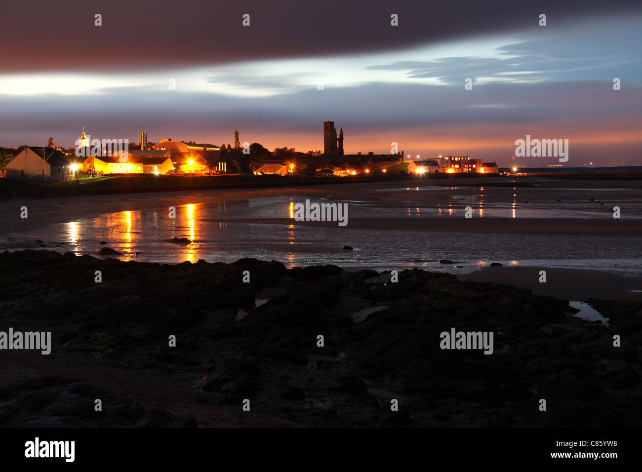 La ciudad de St Andrews, Escocia. Vista nocturna de St Andrews con East Sands en primer plano. Foto de stock