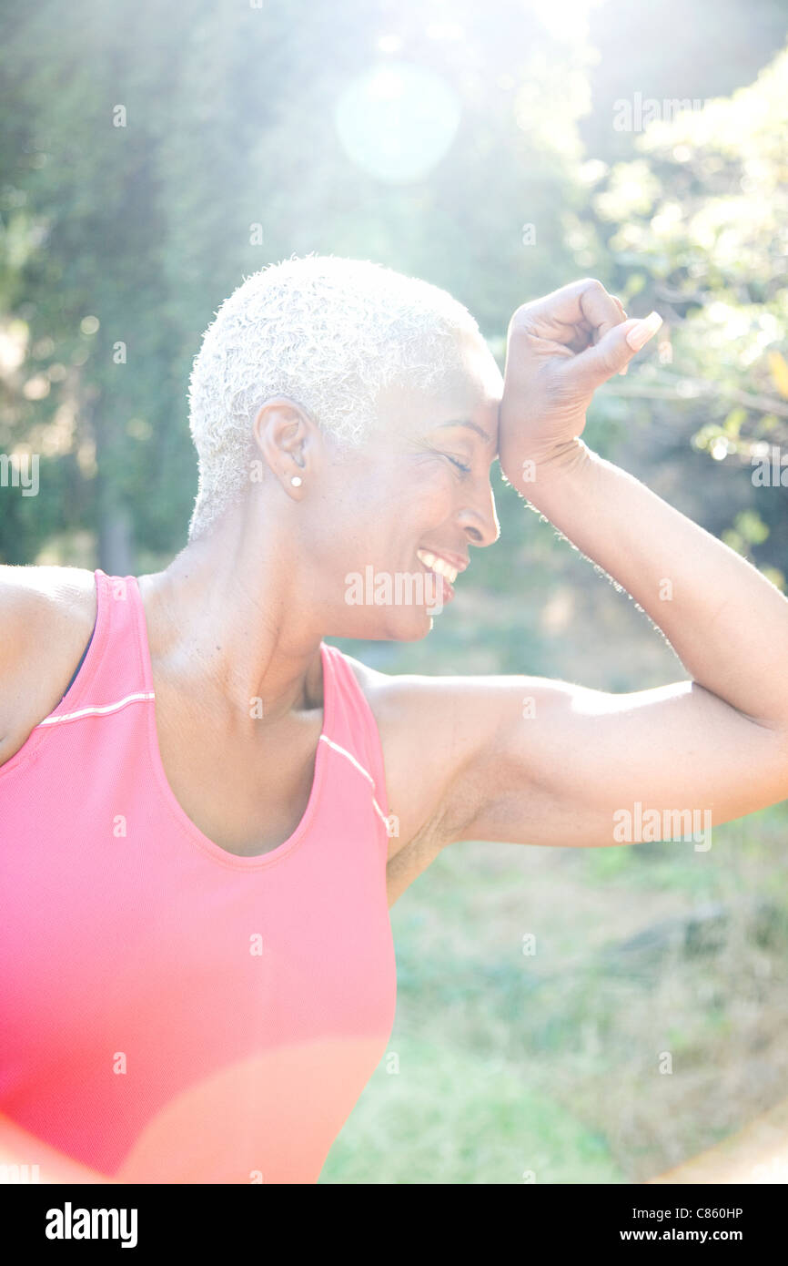 Mujer de raza mixta en ropa deportiva al aire libre Fotografía de stock -  Alamy