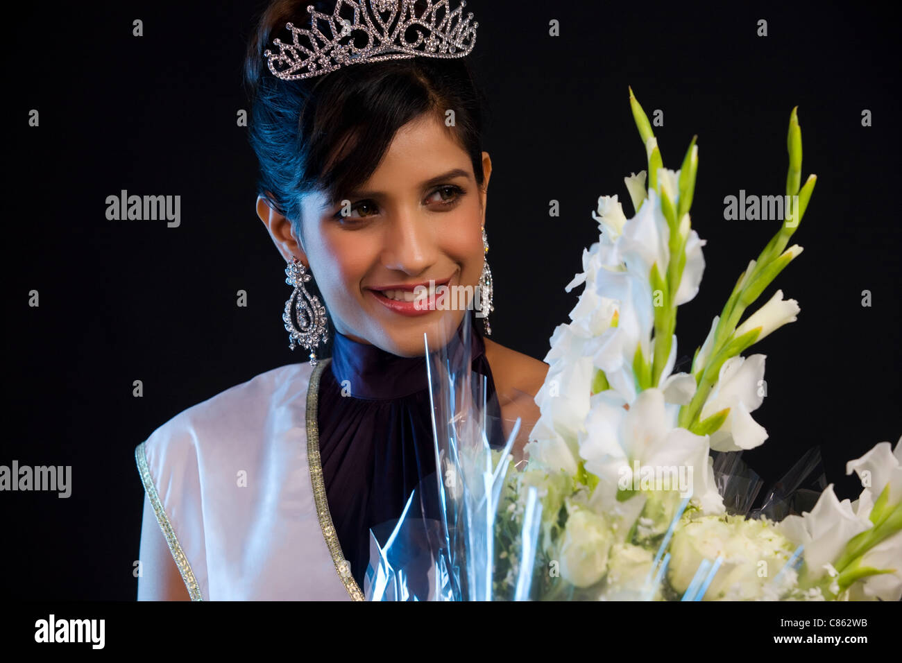 Reina de belleza con un ramo de flores Fotografía de stock - Alamy