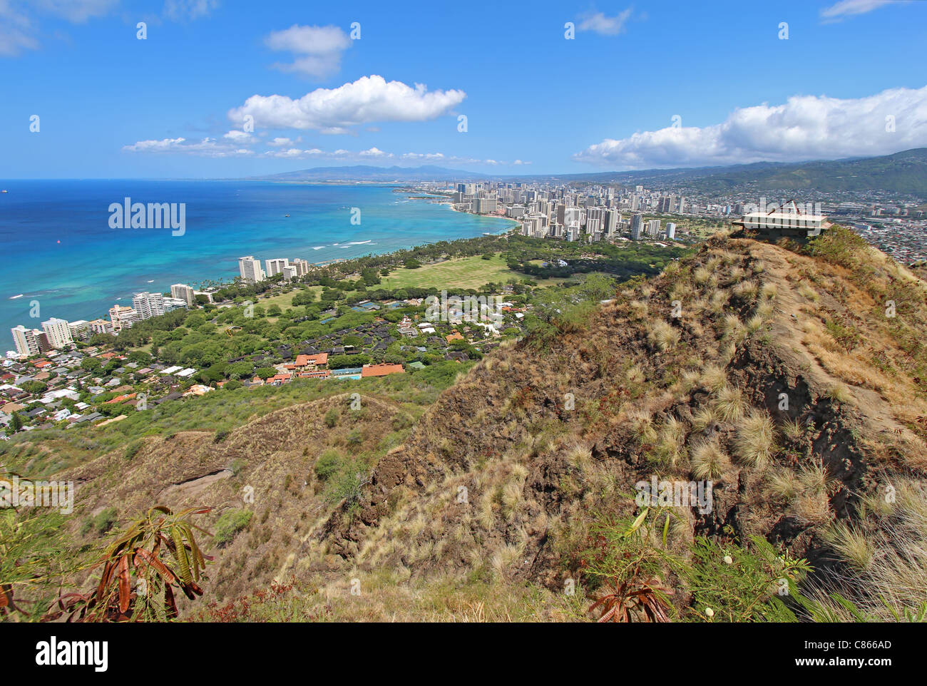 Vista gran angular del borde del cráter Diamondhead, Waikiki Beach y todos de Honolulu en la distancia desde la parte superior de la pista Foto de stock