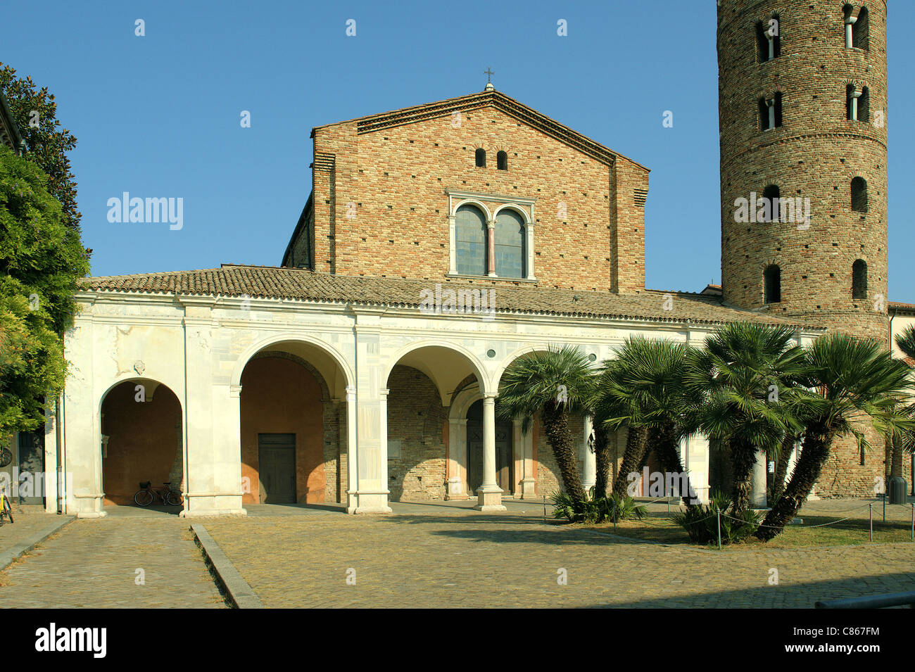 INTERIOR DE LA BASILICA DE SAN APOLINAR NUOVO - SIGLO VI. Location:  BASILICA DE SAN APOLINAR NUOVO, RAVENA, ITALIA Stock Photo - Alamy