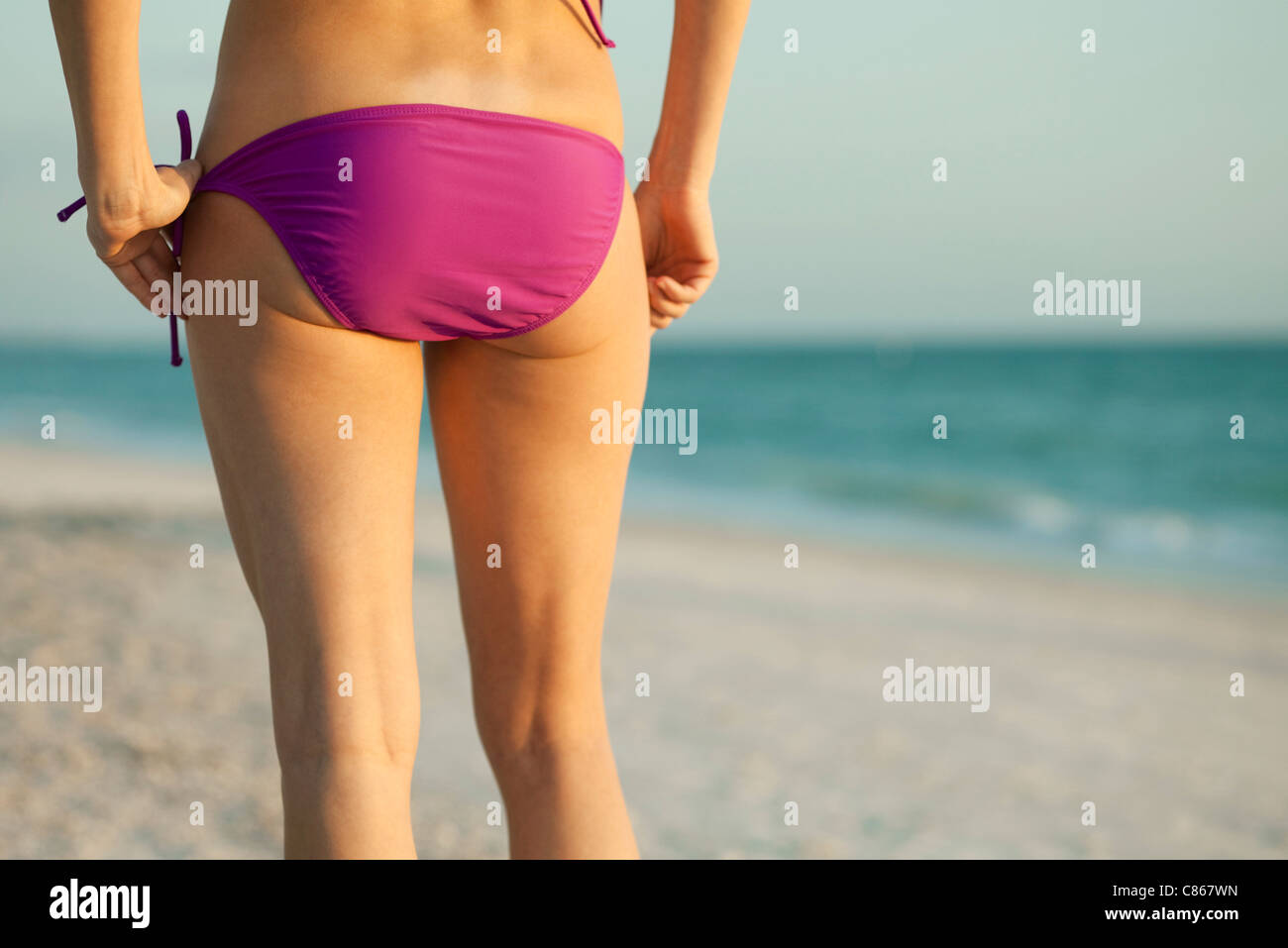 Mujer De Espaldas Bikini Fotos e Imágenes de stock - Alamy