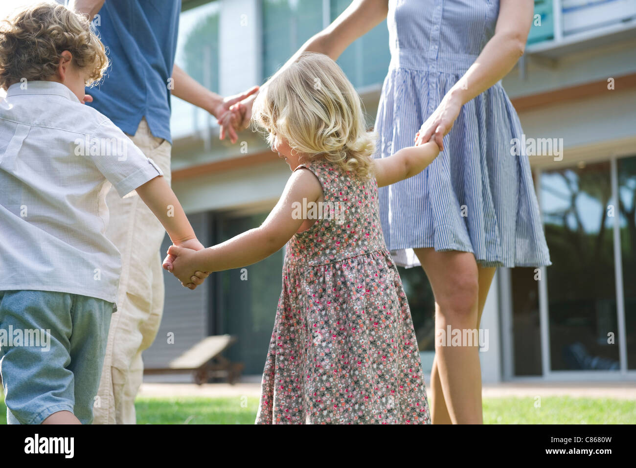 Familia jugando el anillo alrededor del rosa al aire libre Foto de stock