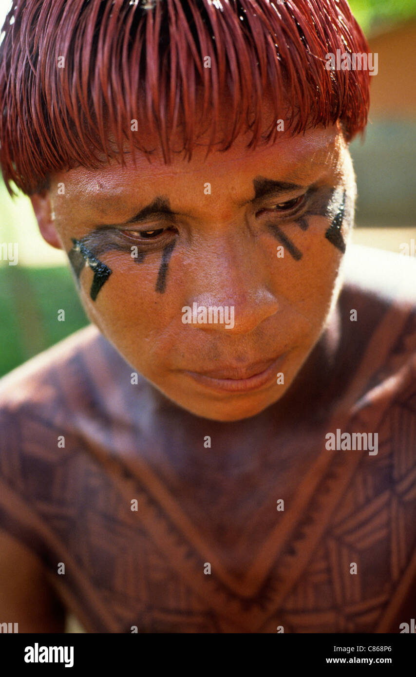 Posto Leonardo, Xingu, Brasil. El hombre con el pelo teñido de rojo y negro  pegado Urucum genipapo pintura corporal Fotografía de stock - Alamy
