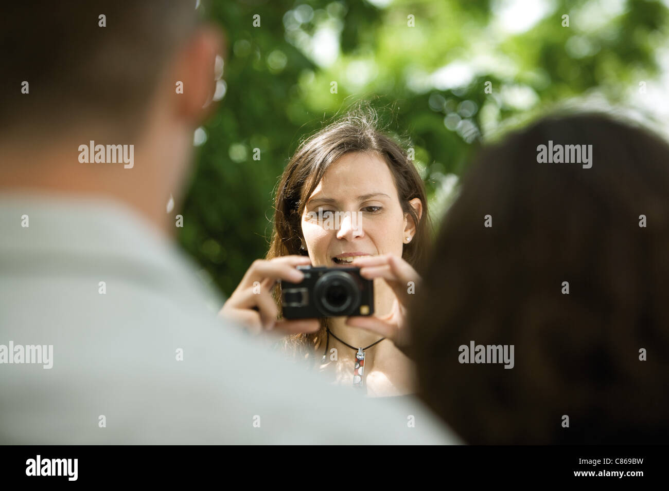 Mujer pareja fotografiando con una cámara digital, sobre el hombro ver  Fotografía de stock - Alamy