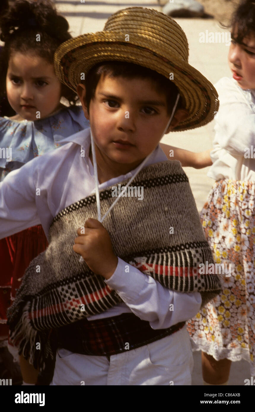 Joven Con Sombrero De Paja. Retrato Del Estudio Del Niño Divertido Fotos,  retratos, imágenes y fotografía de archivo libres de derecho. Image 53591708