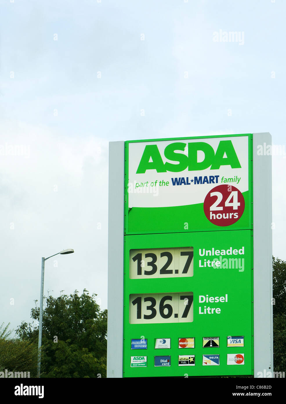 Un signo del precio del combustible en una gasolinera tienda Asda, Cornualles, en el reino unido Foto de stock