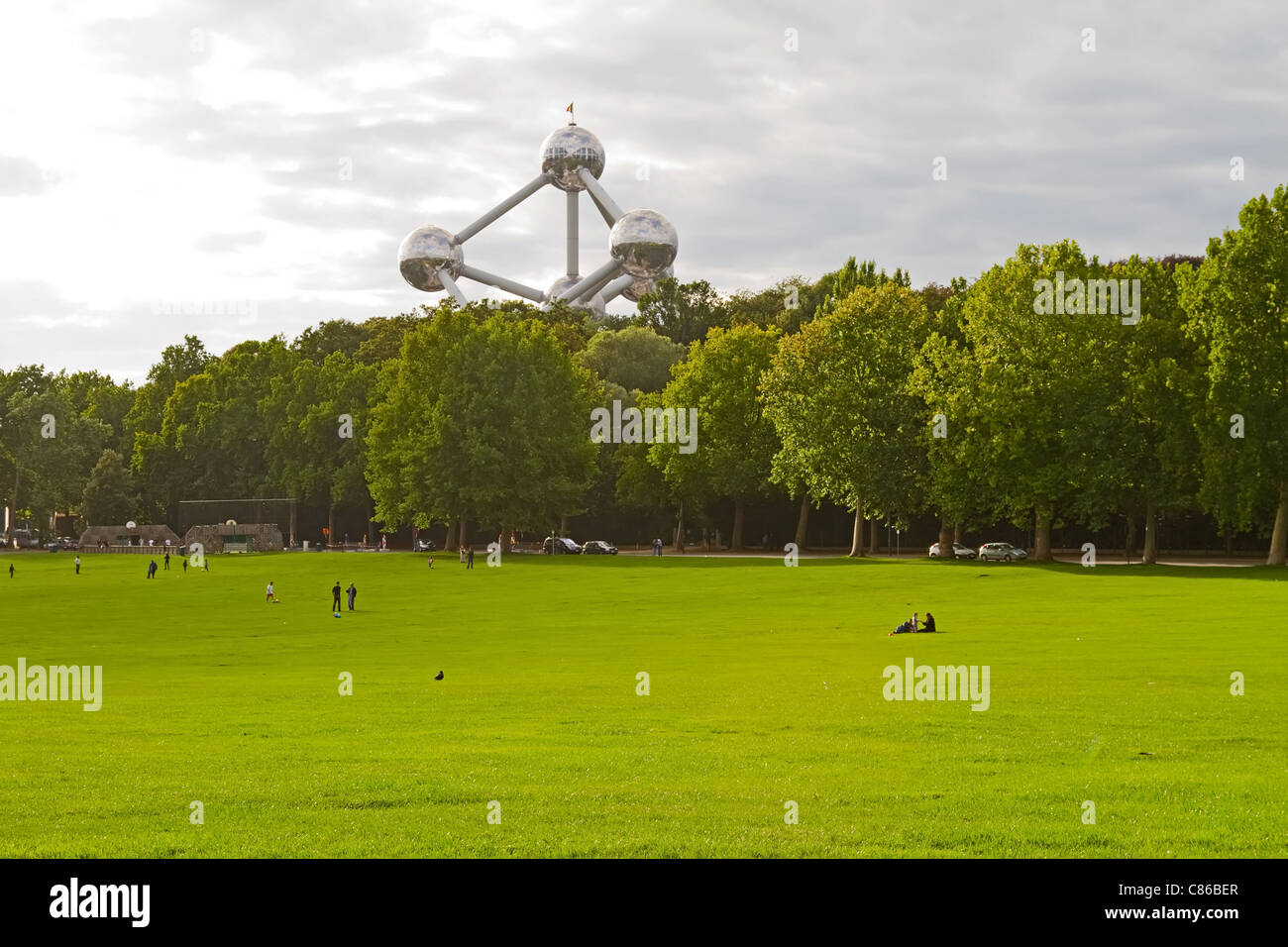 Un parque de Bruselas (Bélgica) junto al famoso Atomium Foto de stock