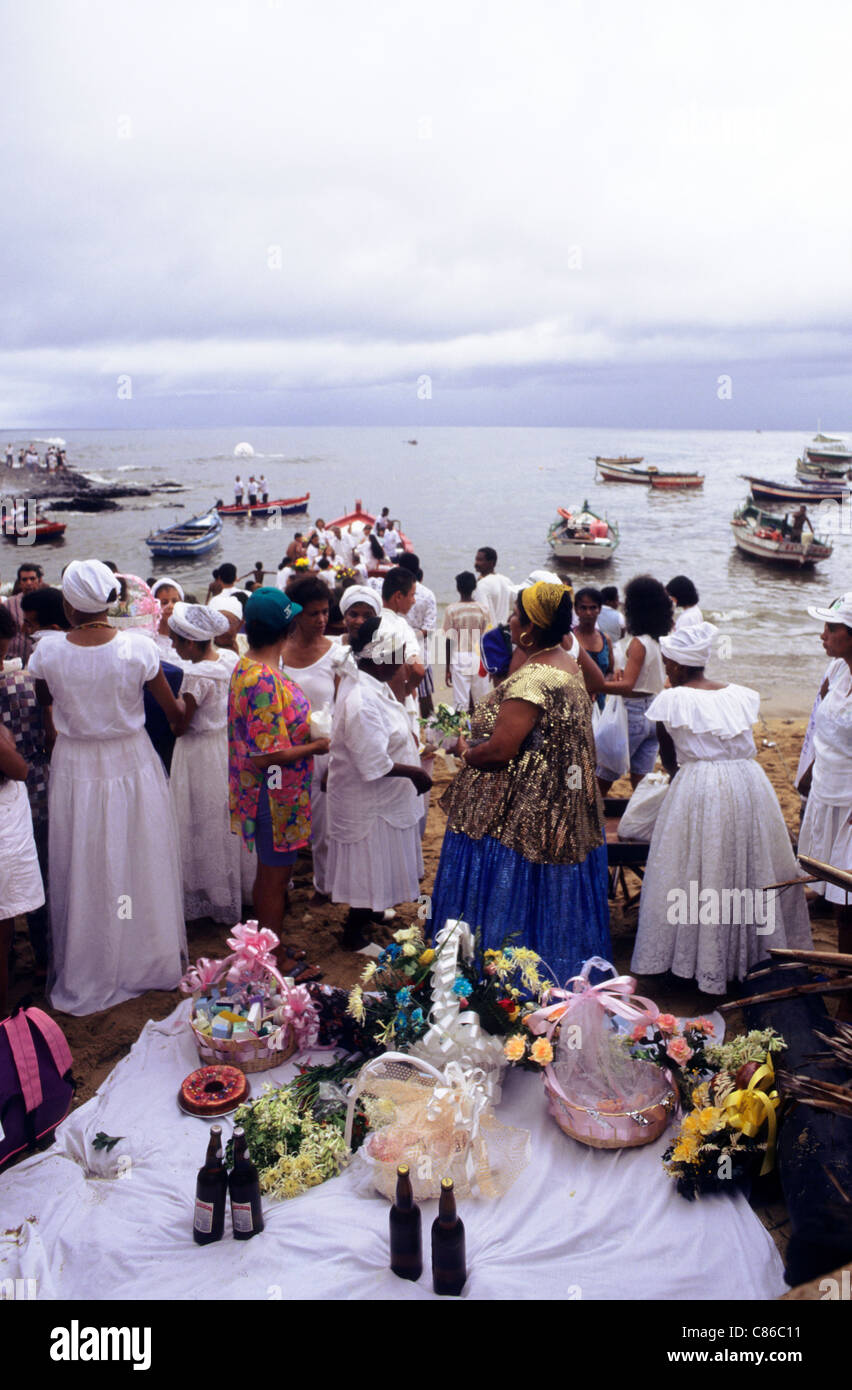 Ocurrir Año azufre Salvador, Bahia, Brasil. Candomble seguidores con ofertas extendida sobre  una hoja blanca; Fiesta de Iemanja Fotografía de stock - Alamy