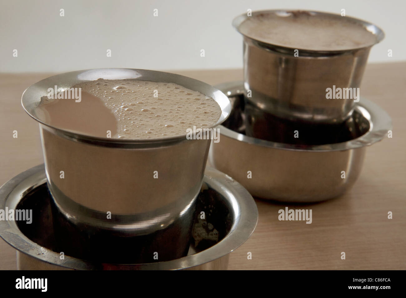 Filtro de café servido en vasos Foto de stock