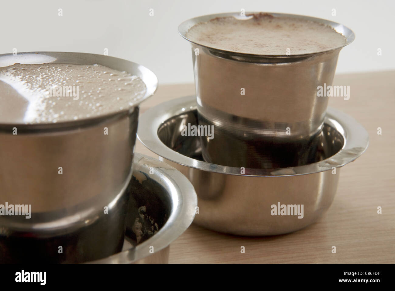 Filtro de café servido en vasos Foto de stock