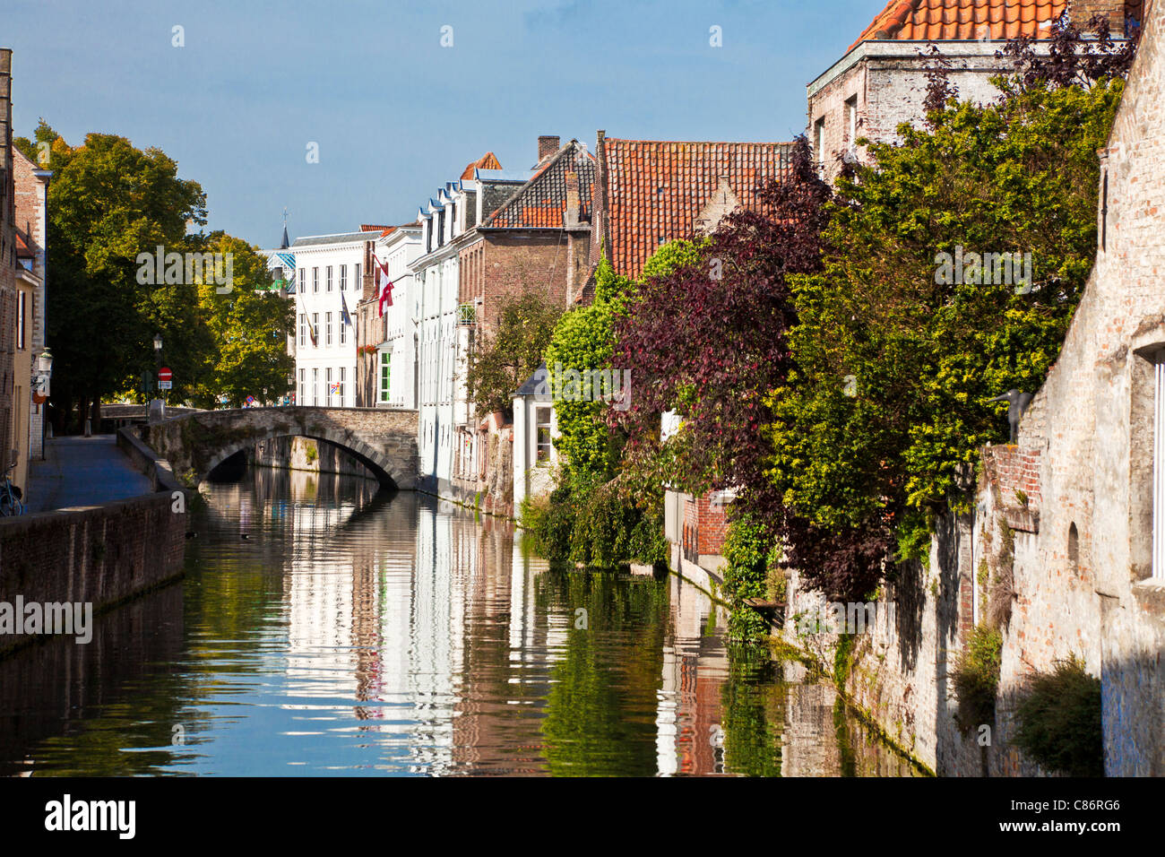 Gouden Handrei Canal y puente en Brujas,(Brugge, Bélgica) Foto de stock