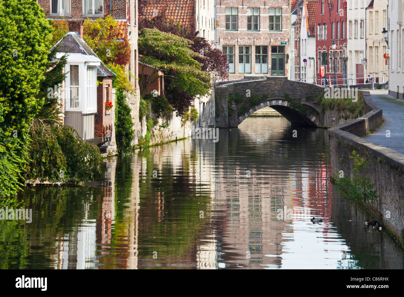 A principios de otoño a lo largo de la canal y puente Gouden Handrei en Brujas (Brugge, Bélgica) Foto de stock