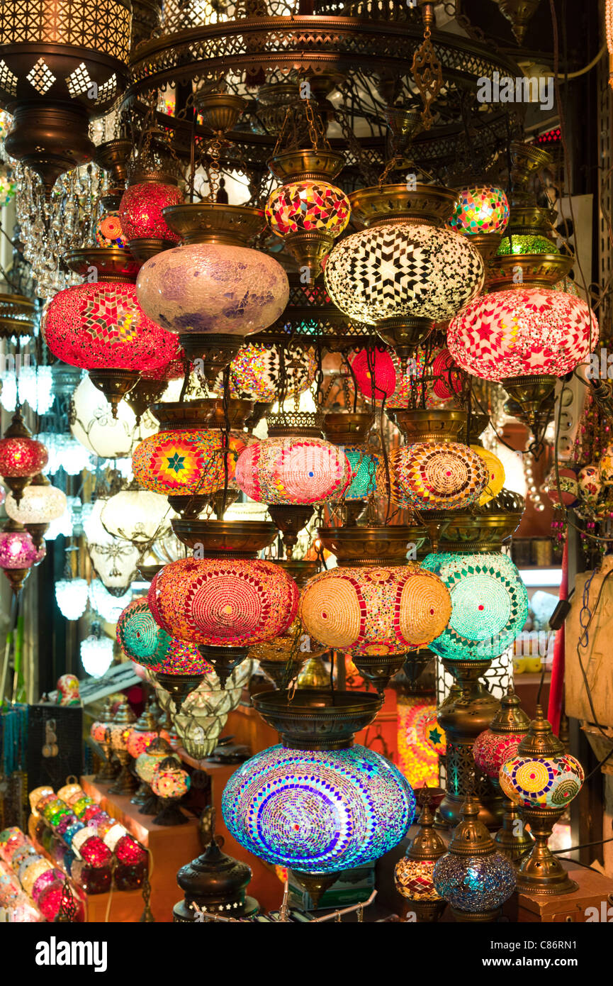 Luces de colores en el Gran Bazar de Estambul, Turquía Foto de stock