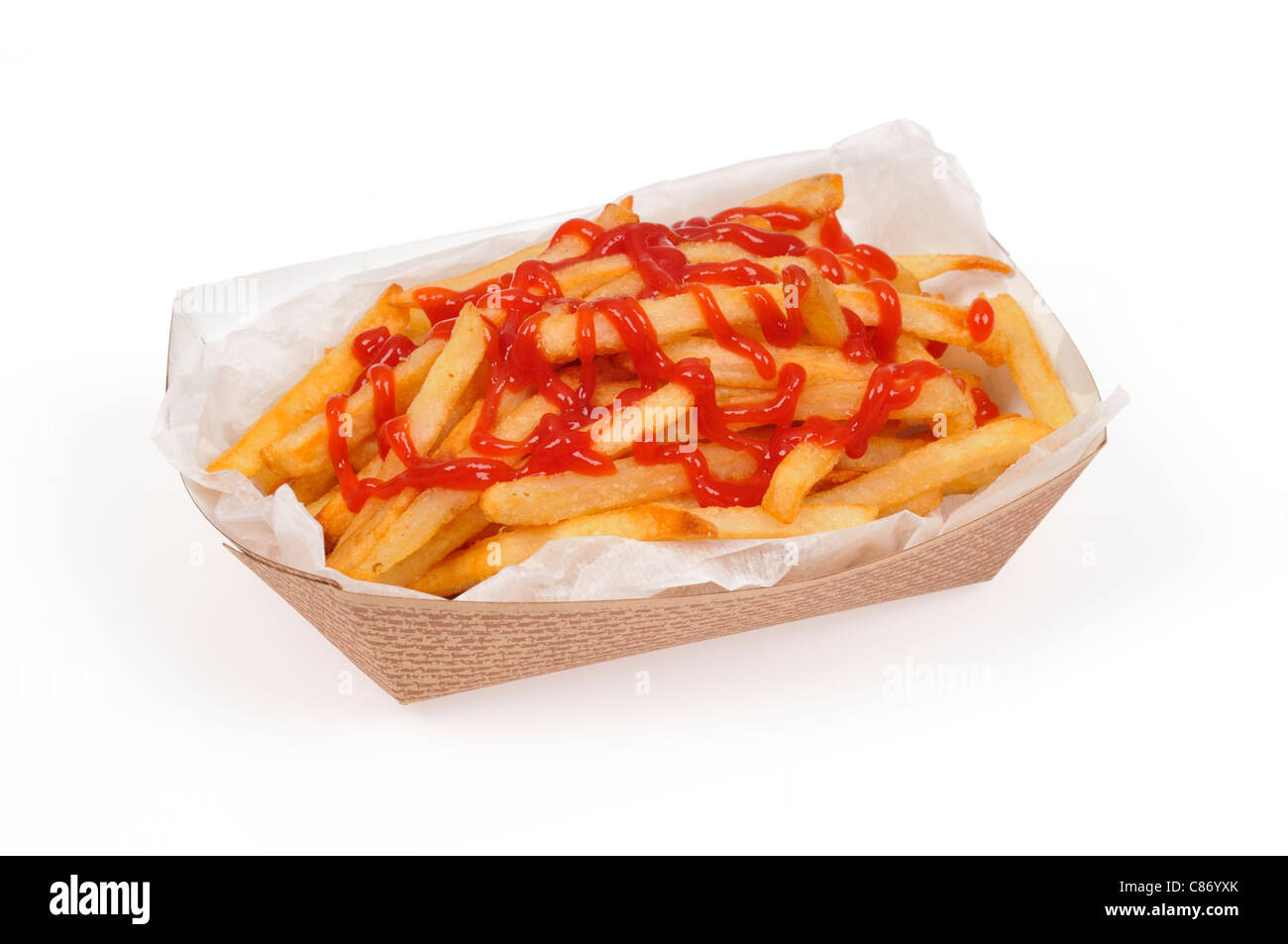 Cesta de papel de llevar las patatas fritas o patatas fritas con salsa de tomate sobre ellas, sobre fondo blanco, corte. Foto de stock