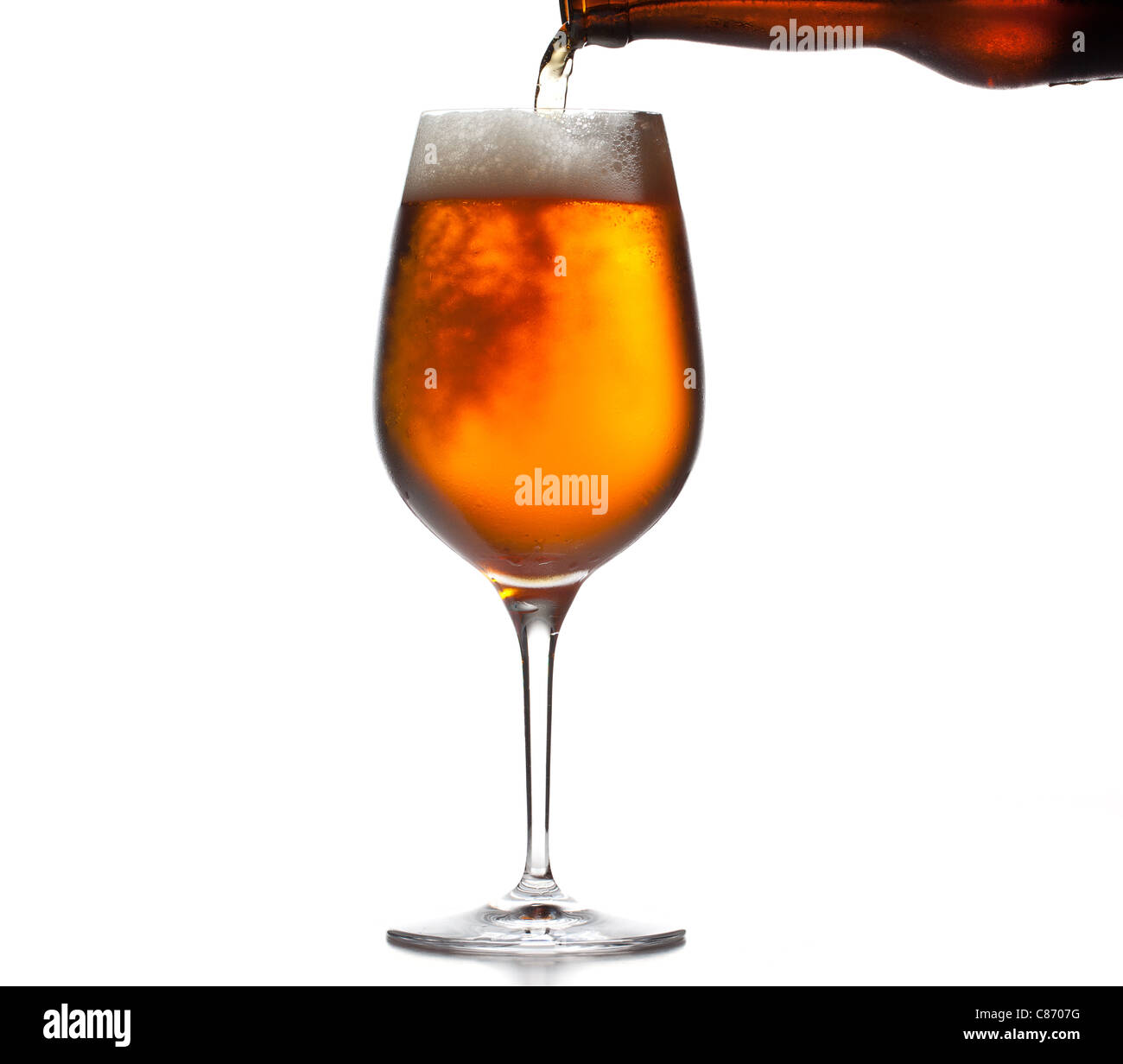 Derramar cerveza / real ale / lager en un vaso Foto de stock
