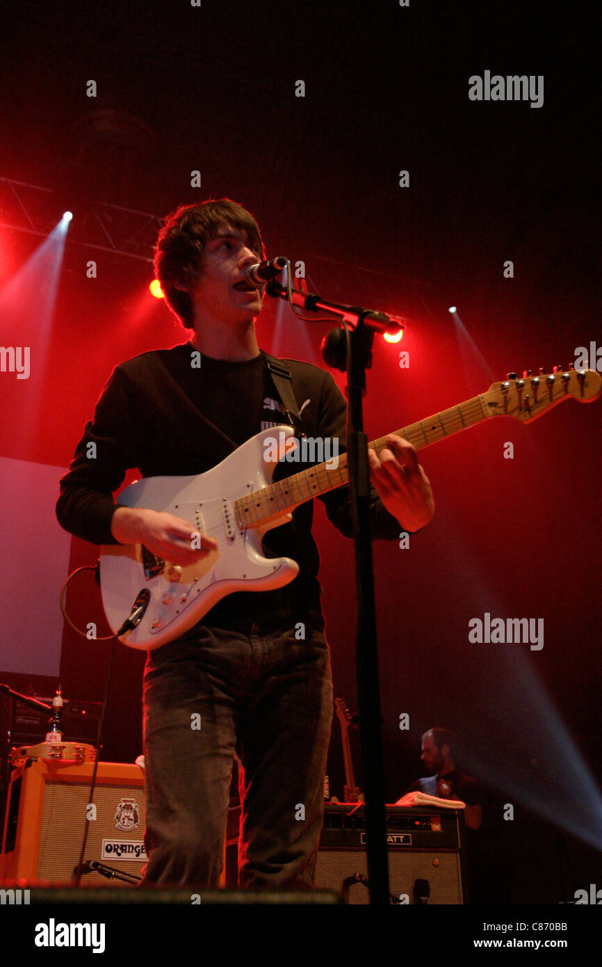 Alex Turner, cantante de los Arctic Monkeys realiza en el escenario del  Brat Pack Premios NME Tour, el Ulster Hall de Belfast, Irlanda del Norte  Fotografía de stock - Alamy