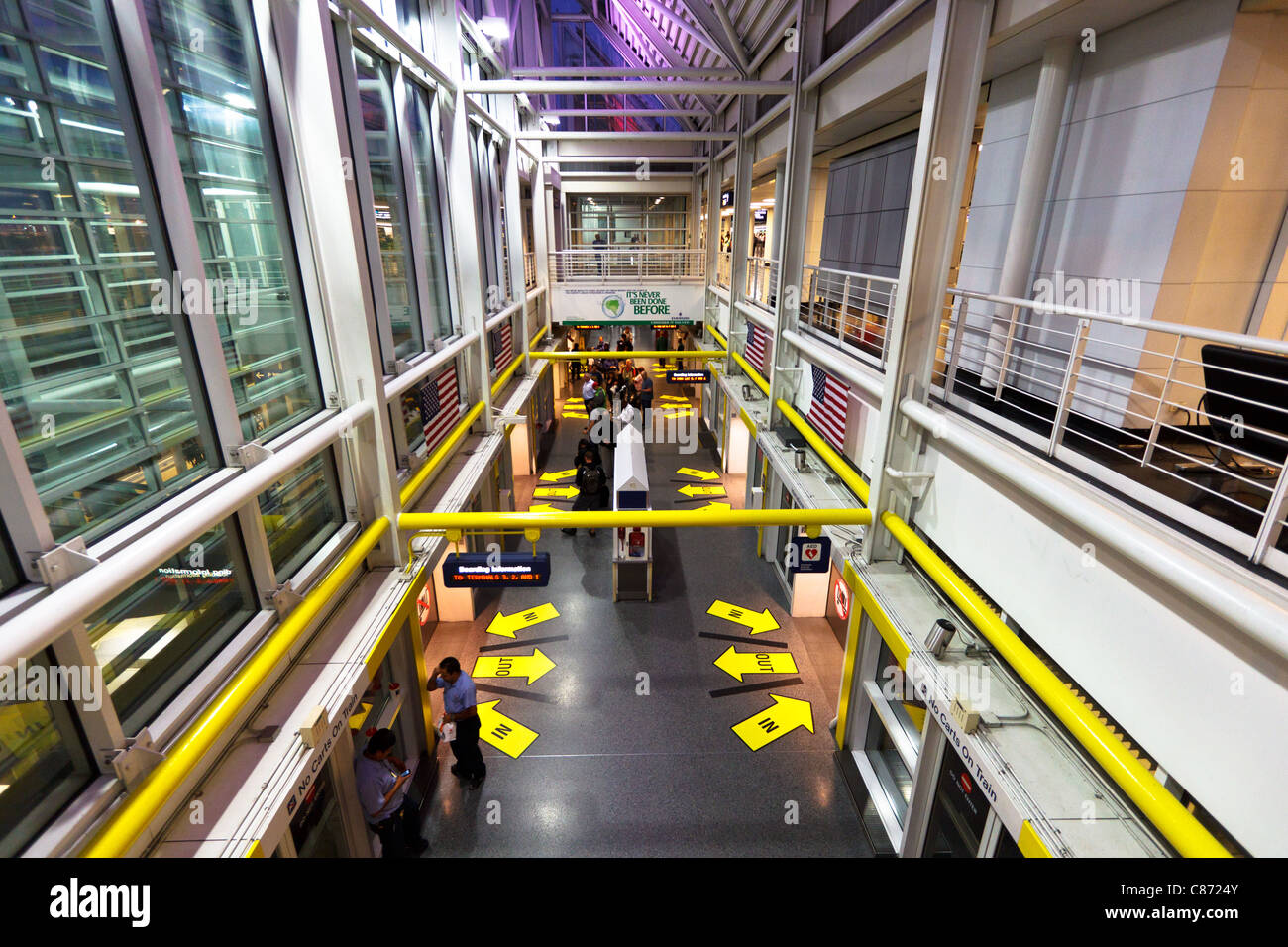 Dentro de O'Hare International Airport Terminal 5 en la noche Chicago