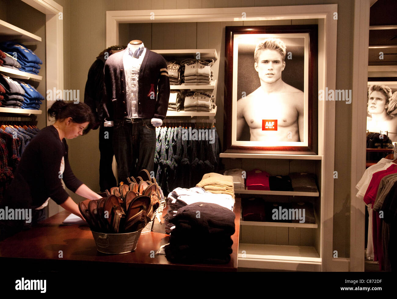 Un miembro del personal en el trabajo en una tienda de ropa Abercrombie Fitch, Washington DC, EE.UU Fotografía de stock -