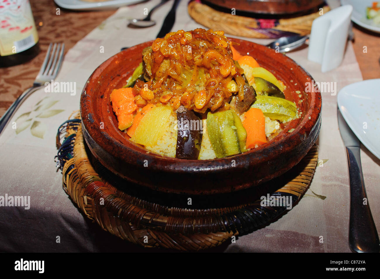 Típico plato marroquí de cordero servido en un tagine Foto de stock
