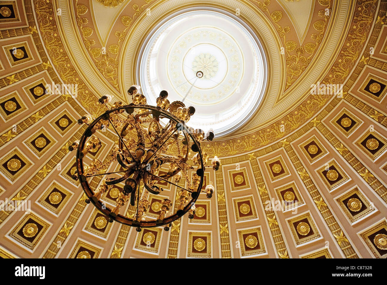 La lámpara de araña y el techo, National Statuary Hall, el edificio del Capitolio de Washington DC, EE.UU. Foto de stock
