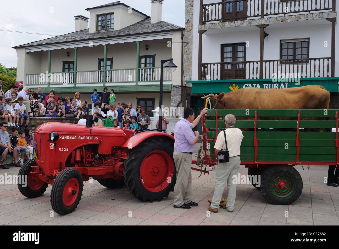 Tractor Barreiros- Feria Agropecuaria en ' ' La Caridad ( El Franco consejo  ) . Principado de Asturias . España Fotografía de stock - Alamy