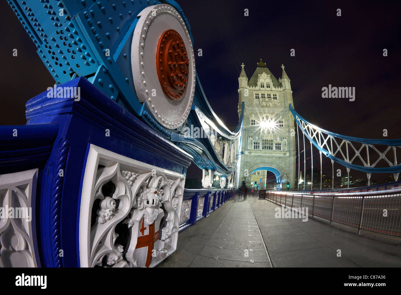 Puente de la torre iluminada por la noche, la ciudad de Londres, Inglaterra, Reino Unido, Reino Unido, GB, Gran Bretaña, Islas Británicas, Europa Foto de stock