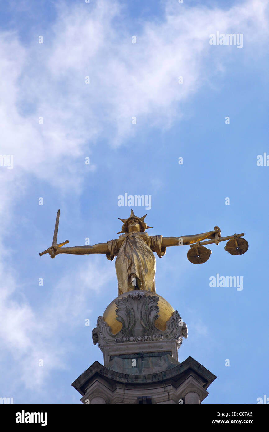 La estatua de la Virgen la justicia con la espada, balanza y los ojos vendados, Old Bailey, Tribunal Penal Central, Londres, Inglaterra, UK, Reino Unido Foto de stock