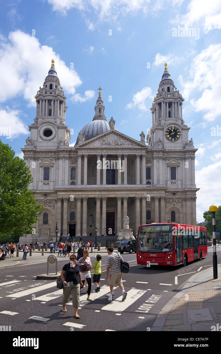 Bus Rojo y peatones por cruzar fuera de la Catedral de St Paul, de la ciudad de Londres, Inglaterra, Reino Unido, Reino Unido, GB, Gran Bretaña Foto de stock