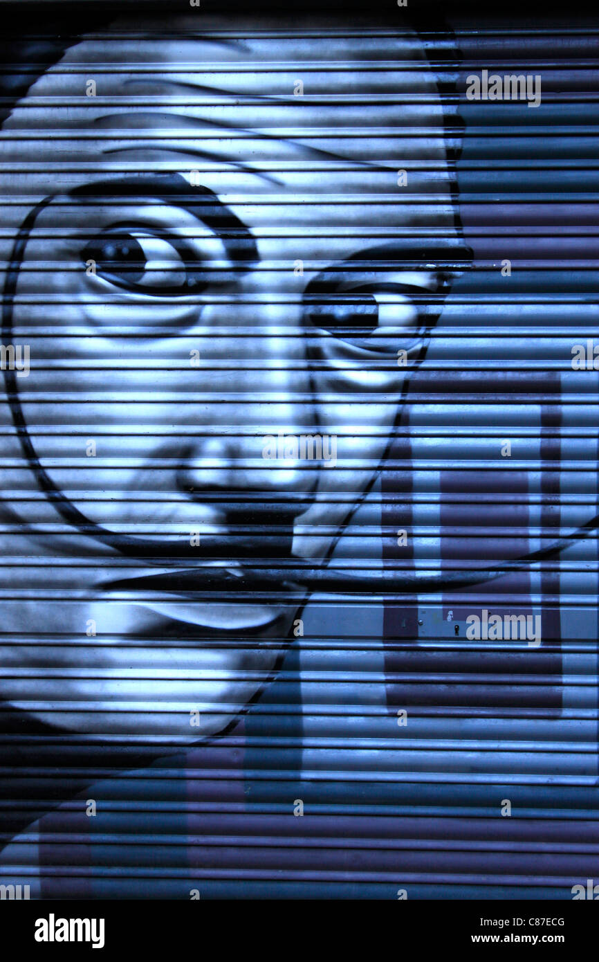 Una pintura callejera de Español Catalán pintor surrealista Salvador Dalí decora una puerta en Barcelona, Cataluña, España. Foto de stock