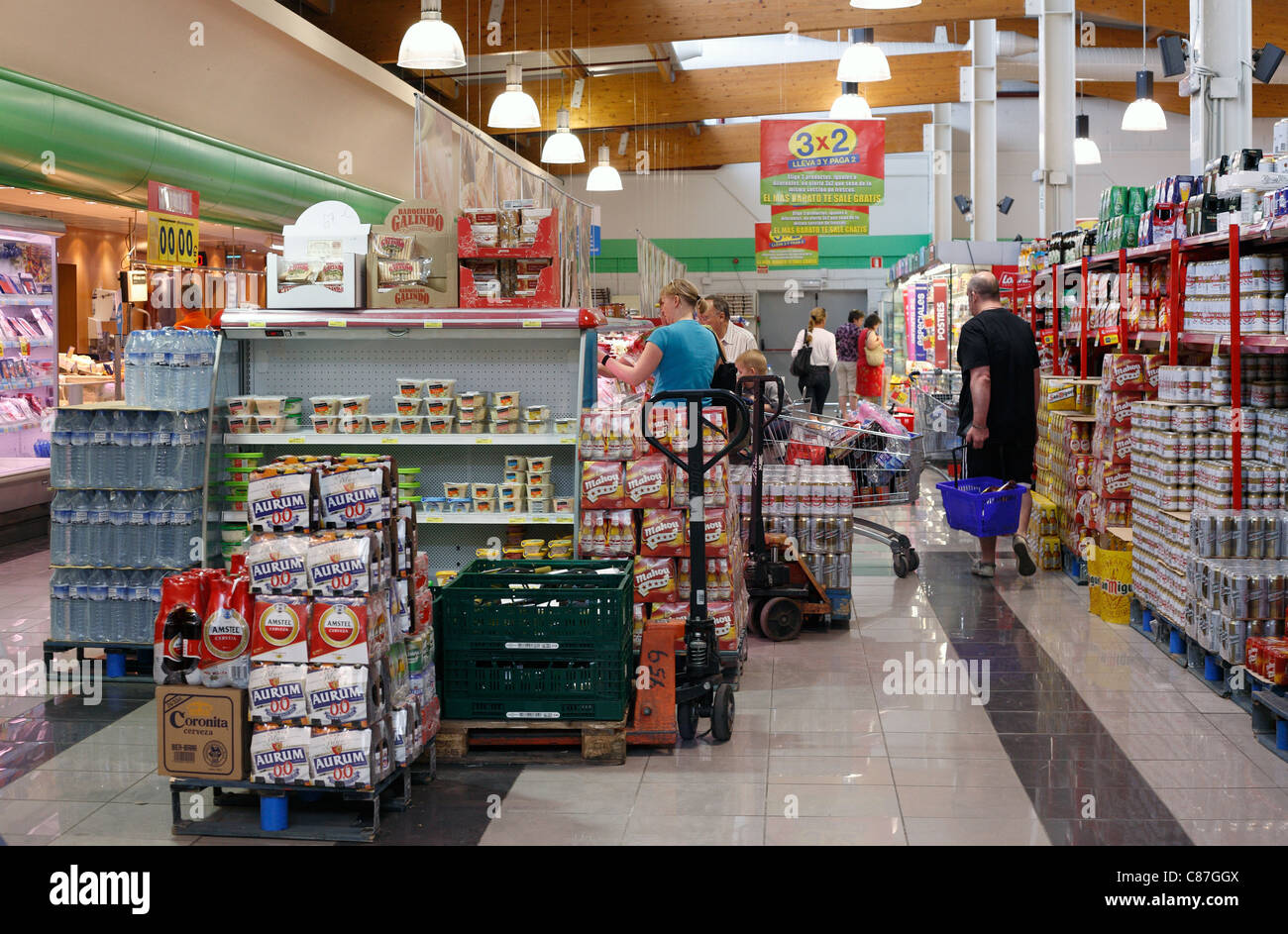 Ir de compras en el Eroski Center, Port de Pollenca, España Fotografía de  stock - Alamy