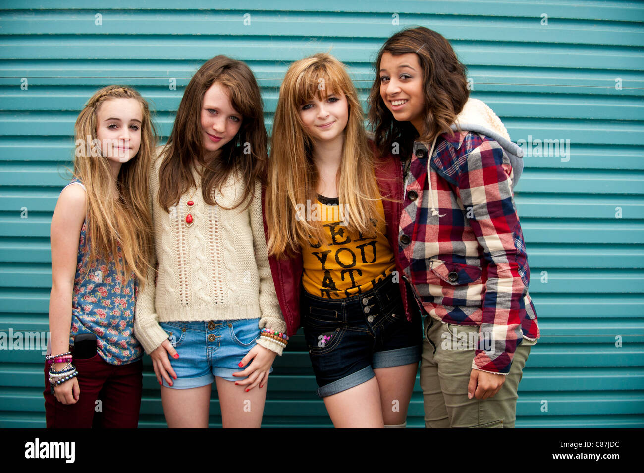 Un Grupo De Cuatro Adolescentes De 13 Años Reino Unido Amigos 