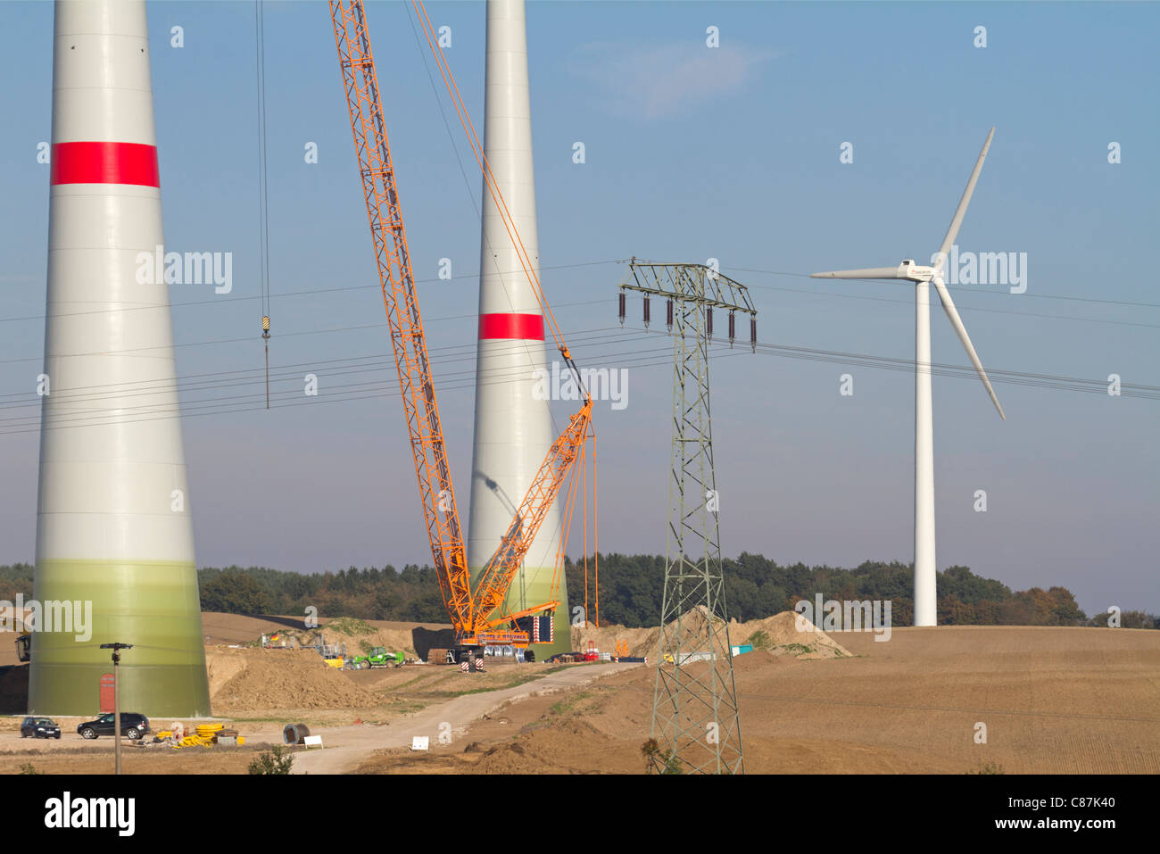 Construcción de una planta de energía eólica Foto de stock