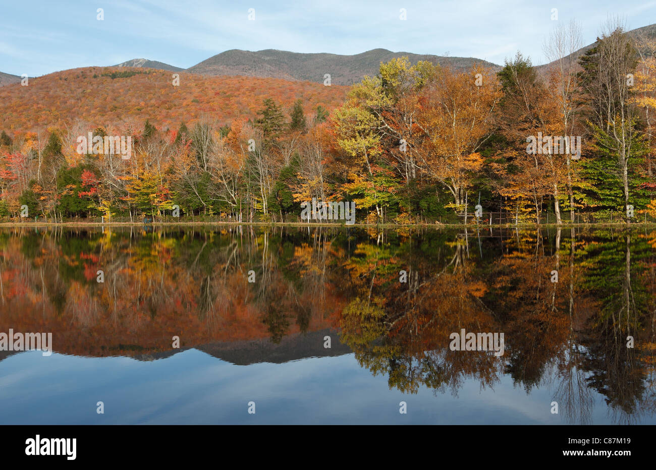 El follaje de otoño reflexiones sobre un lago, Franconia Notch, White Mountain National Forest, Nueva Hampshire Foto de stock