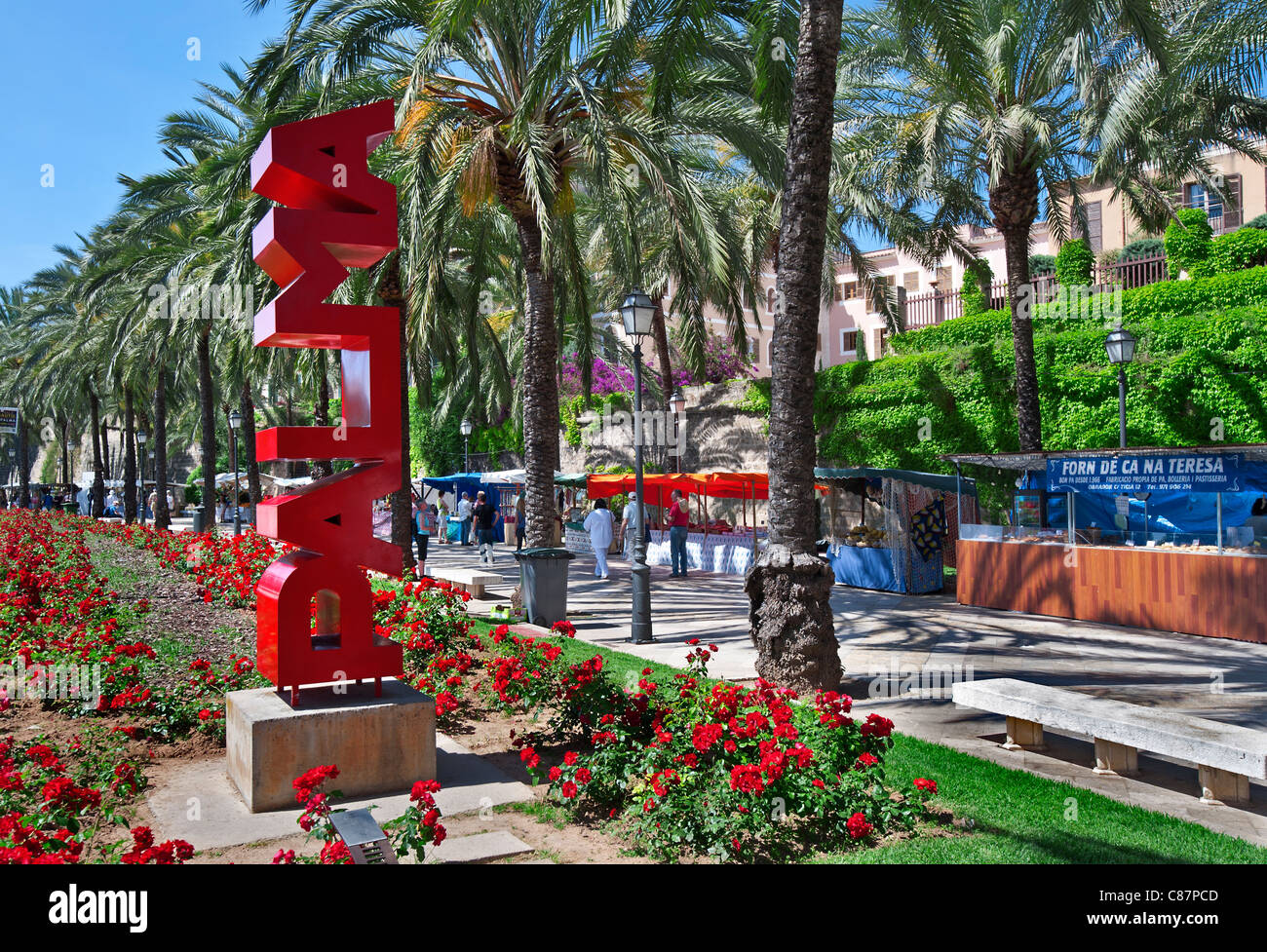 El mercado de palma con rojo 'palma' escultura vertical signo en