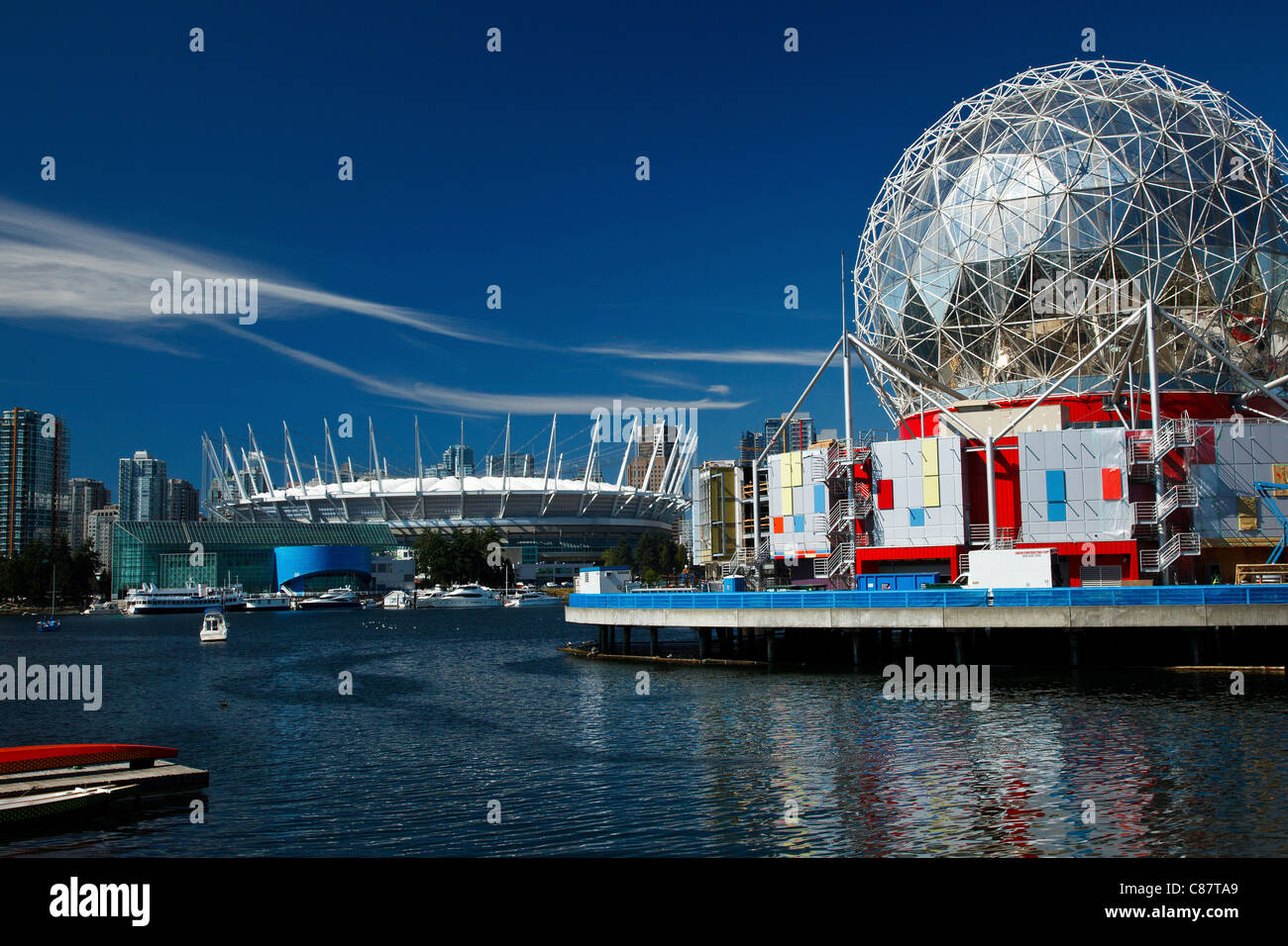 Science World en Telus World of Science y el BC Place Stadium de Vancouver, British Columbia Foto de stock