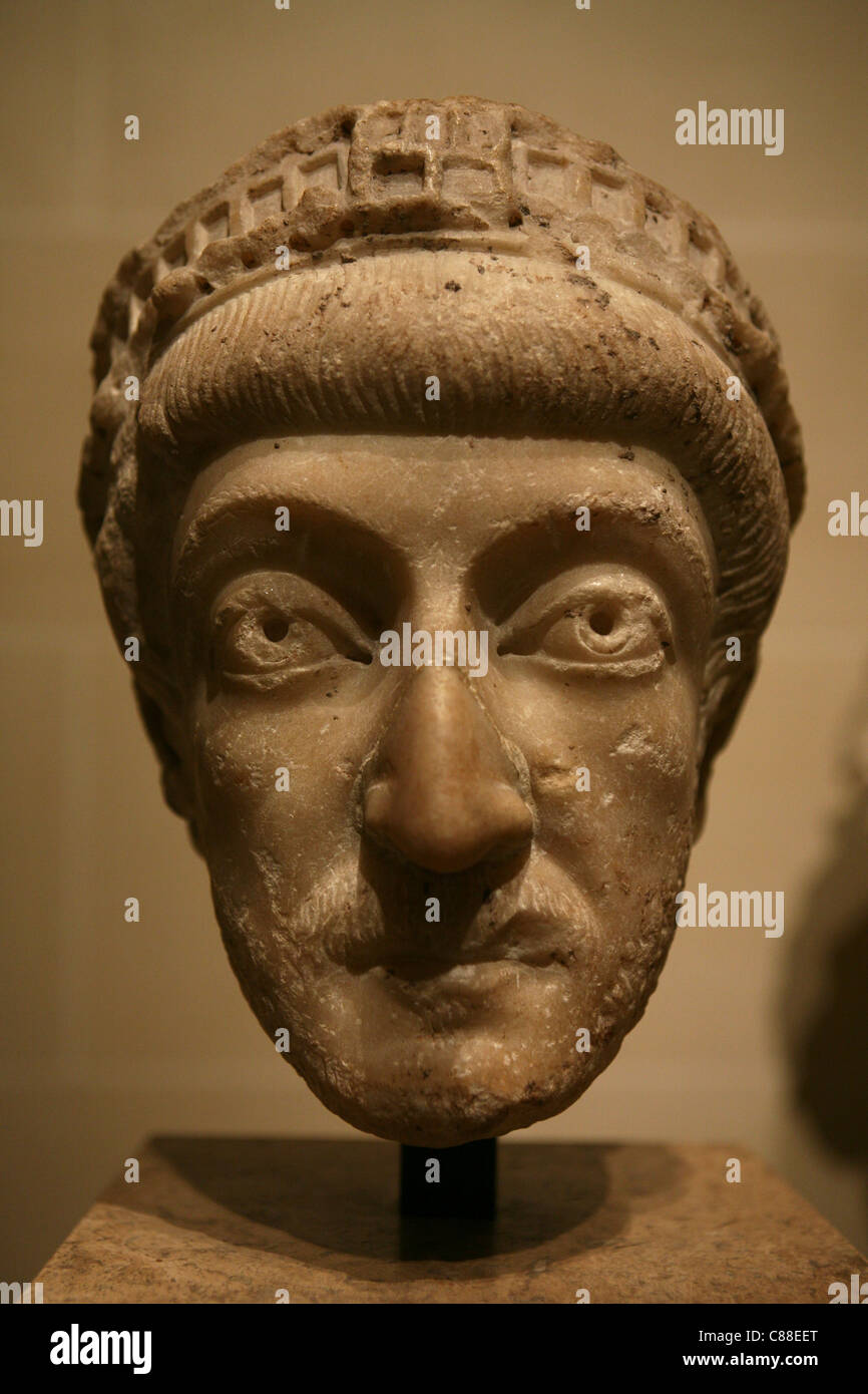 Busto de mármol del Emperador bizantino Teodosio II en exhibición en el Museo del Louvre en París, Francia. Foto de stock