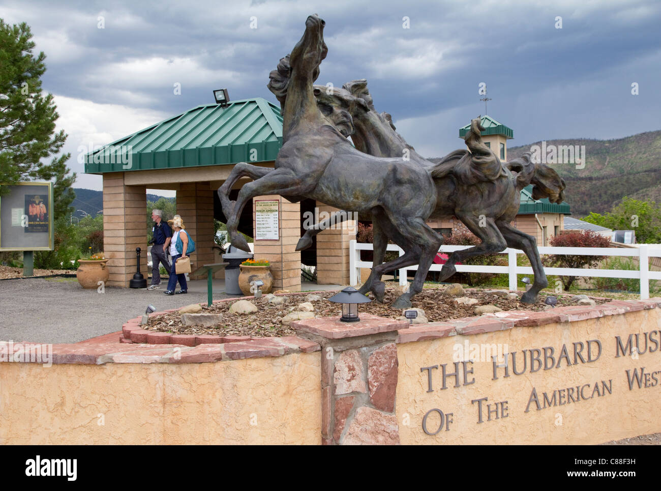 "Espíritus libres en aguas ruidosos', escultura por Dave McGary, representa las distintas razas del caballo en América, Ruidoso Downs, NM Foto de stock