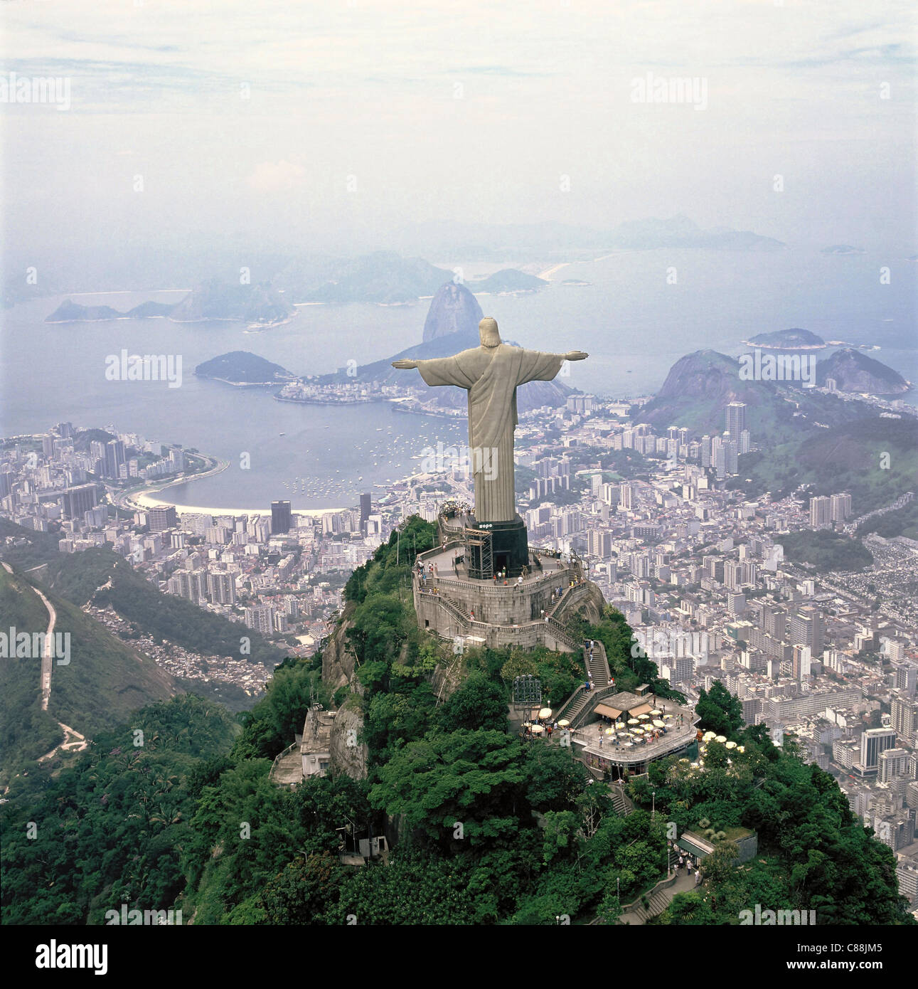 Río de Janeiro, Brasil. La estatua del Cristo Redentor en la montaña de  Corcovado con el Pan de Azúcar más allá Fotografía de stock - Alamy