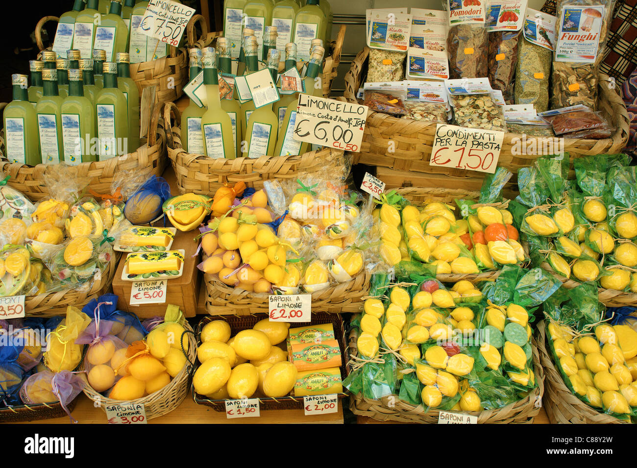 Jabón de limón y el limoncello licor en una tienda de souvenirs en Sorrento Italia Foto de stock