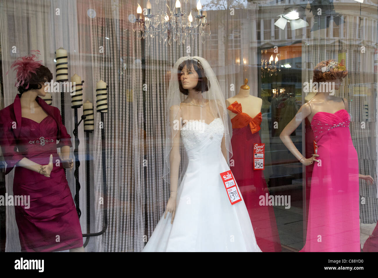 Vestidos de novia en el escaparate de una tienda nupcial Belfast city  centre del Reino Unido Irlanda del Norte Fotografía de stock - Alamy