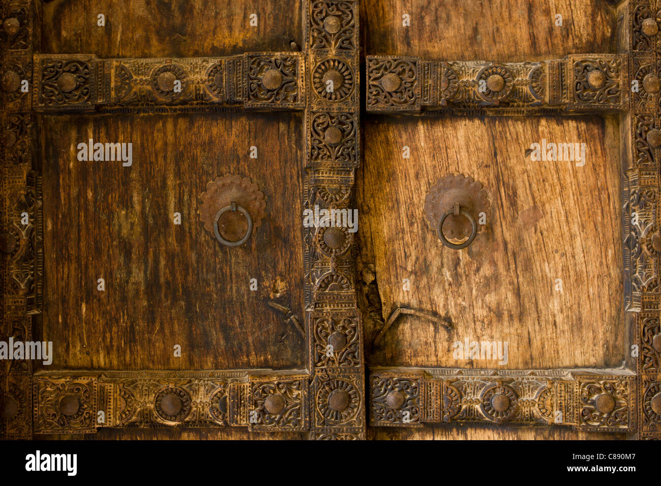 Estilo hindú tradicional puerta en madera de acacia en el siglo XVI Fuerte Amber en Jaipur, en Rajasthan, India Septentrional Foto de stock
