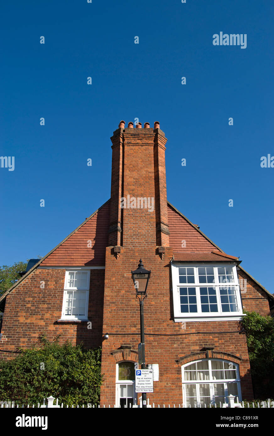 Casa en Bedford Park, Chiswick, Londres, con chimenea monumental y